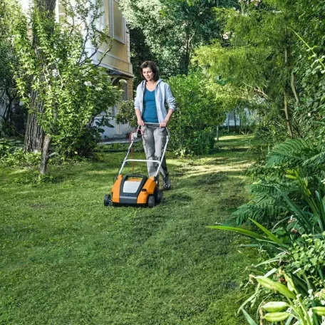 STIHL RLE 240 elektromos gyepszellőztető 34cm, 1500W