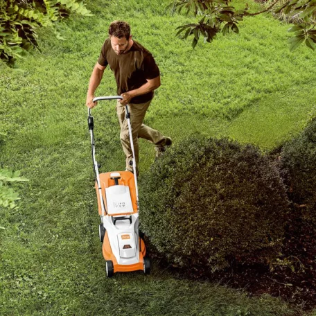 STIHL RMA 235.1 akkus fűnyíró AK rendszer 36V AK 20 akkumulátorral és AL 101 töltővel, 33cm