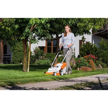 STIHL RMA 235.1 akkus fűnyíró AK rendszer 36V AK 20 akkumulátorral és AL 101 töltővel, 33cm