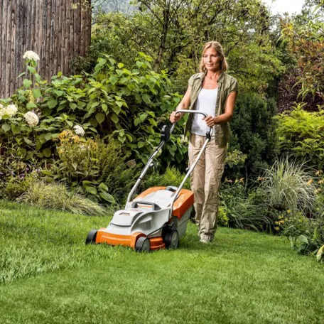 STIHL RMA 235.1 akkus fűnyíró AK rendszer 36V AK 20 akkumulátorral és AL 101 töltővel, 33cm