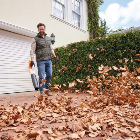 STIHL BGA 50.0 SET akkus lombfúvó AK rendszer 36V AK 20 akkumulátorral és AL 101 töltővel