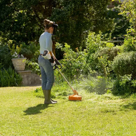 STIHL FSA 60 R akkus szegélynyíró AK rendszer 36V AK 20 akkumulátorral és AL 101 töltovel, 0,65kW