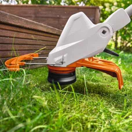 STIHL FSA 50.0 akkus szegélynyíró AK rendszer 36V AK 10 akkumulátorral és AL 101 töltővel, 0,4kW