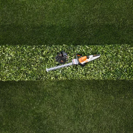 STIHL HSA 40.0 akkus sövénynyíró AS rendszer 10,8V 2xAS 2 akkumulátorral és AL 1 töltővel, 50cm